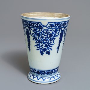 A Chinese blue and white beaker after a European silver model, Kangxi — 照片 6