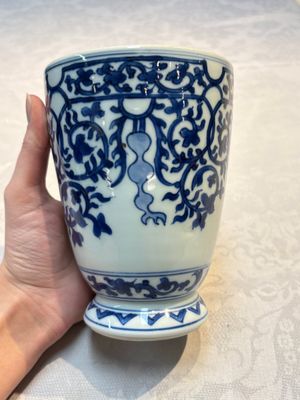 A Chinese blue and white beaker after a European silver model, lingzhi mark, Kangxi — photo 4