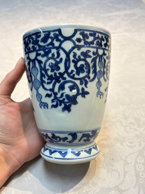A Chinese blue and white beaker after a European silver model, lingzhi mark, Kangxi — photo 5