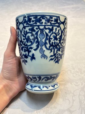 A Chinese blue and white beaker after a European silver model, lingzhi mark, Kangxi — photo 8