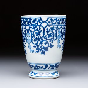 A Chinese blue and white beaker after a European silver model, lingzhi mark, Kangxi — photo 1