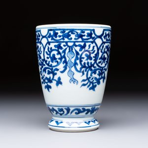 A Chinese blue and white beaker after a European silver model, lingzhi mark, Kangxi — photo 3