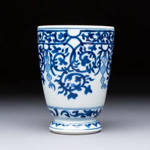 A Chinese blue and white beaker after a European silver model, lingzhi mark, Kangxi — photo 4