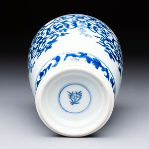 A Chinese blue and white beaker after a European silver model, lingzhi mark, Kangxi — photo 6