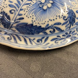 A Chinese blue and white beaker and cover with floral design, Kangxi — 照片 13