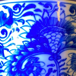 A Chinese blue and white beaker and cover with floral design, Kangxi — 照片 18