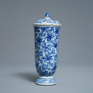 A Chinese blue and white beaker with cover, Kangxi — photo 3