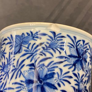 A Chinese blue and white beaker with cover, Kangxi — photo 7