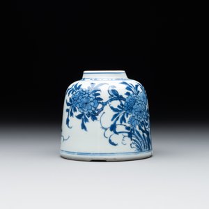 A Chinese blue and white bell-shaped water pot with birds among flowering branches, Kangxi — photo 5
