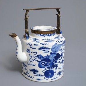 A Chinese blue and white Bencharong style teapot for the Thai market, 19th C. — 照片 1