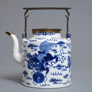 A Chinese blue and white Bencharong style teapot for the Thai market, 19th C. — 照片 2