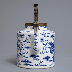 A Chinese blue and white Bencharong style teapot for the Thai market, 19th C. — 照片 3