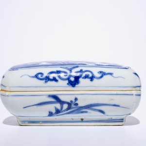 A Chinese blue and white betel nut box and cover, Ming, Wanli — photo 2