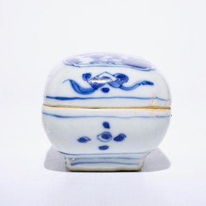 A Chinese blue and white betel nut box and cover, Ming, Wanli — photo 5