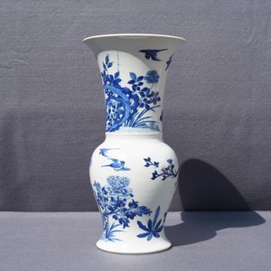 A Chinese blue and white 'bianco sopra bianco' yenyen vase with birds among flowers, Kangxi — 照片 8