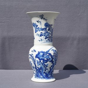 A Chinese blue and white 'bianco sopra bianco' yenyen vase with birds among flowers, Kangxi — 照片 7