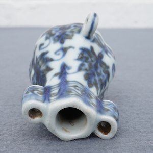 A Chinese blue and white birdfeeder shaped as an arrow vase, Xuande mark, Ming or later — photo 13