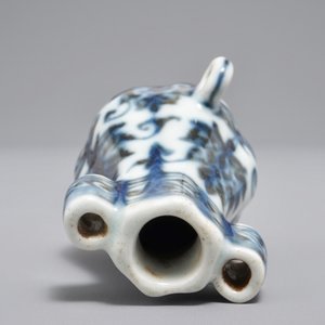 A Chinese blue and white birdfeeder shaped as an arrow vase, Xuande mark, Ming or later — photo 7