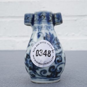 A Chinese blue and white birdfeeder shaped as an arrow vase, Xuande mark, Ming or later — photo 10