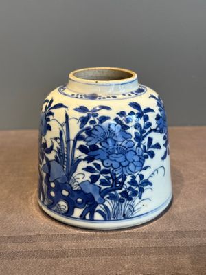A Chinese blue and white bell-shaped water pot with birds among flowering branches, Kangxi — foto 3