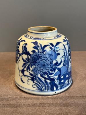 A Chinese blue and white bell-shaped water pot with birds among flowering branches, Kangxi — foto 4