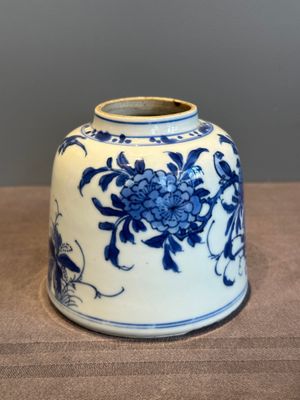 A Chinese blue and white bell-shaped water pot with birds among flowering branches, Kangxi — foto 5