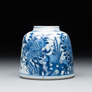 A Chinese blue and white bell-shaped water pot with birds among flowering branches, Kangxi — foto 1