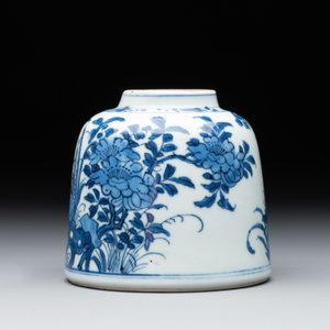 A Chinese blue and white bell-shaped water pot with birds among flowering branches, Kangxi — foto 2