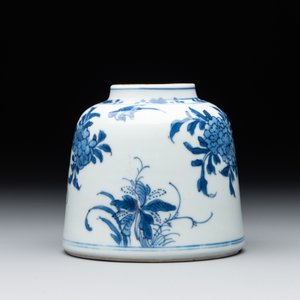 A Chinese blue and white bell-shaped water pot with birds among flowering branches, Kangxi — foto 3