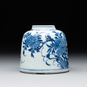 A Chinese blue and white bell-shaped water pot with birds among flowering branches, Kangxi — foto 4