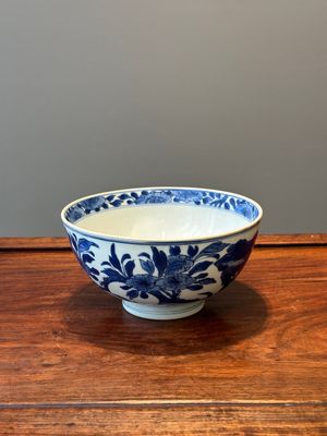 A Chinese blue and white 'birds among flowering branches' bowl, Shen De Tang Bo Gu Zhi 慎德堂博古製 mark, Kangxi — photo 4