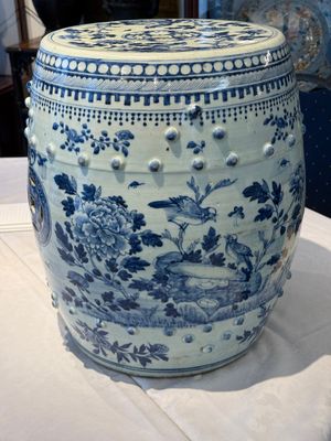 A Chinese blue and white 'birds among flowering branches' garden seat, 19th C. — 照片 1