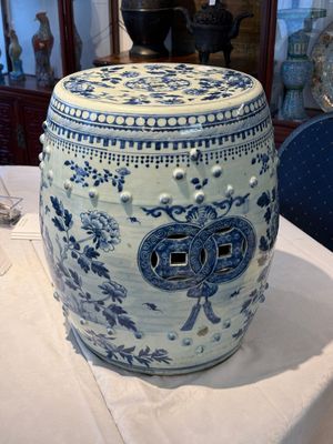 A Chinese blue and white 'birds among flowering branches' garden seat, 19th C. — 照片 2