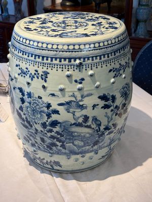 A Chinese blue and white 'birds among flowering branches' garden seat, 19th C. — 照片 3