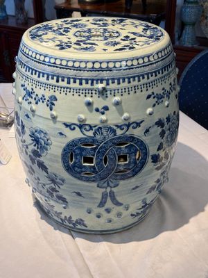 A Chinese blue and white 'birds among flowering branches' garden seat, 19th C. — 照片 4