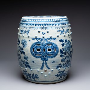 A Chinese blue and white 'birds among flowering branches' garden seat, 19th C. — 照片 1