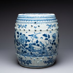 A Chinese blue and white 'birds among flowering branches' garden seat, 19th C. — 照片 2