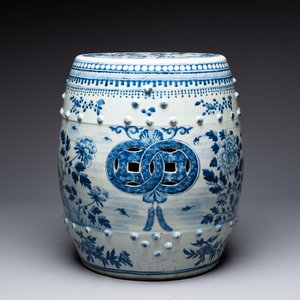 A Chinese blue and white 'birds among flowering branches' garden seat, 19th C. — 照片 3