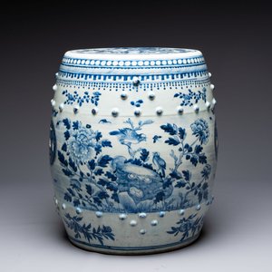 A Chinese blue and white 'birds among flowering branches' garden seat, 19th C. — 照片 4