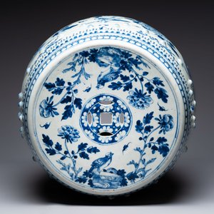 A Chinese blue and white 'birds among flowering branches' garden seat, 19th C. — 照片 5