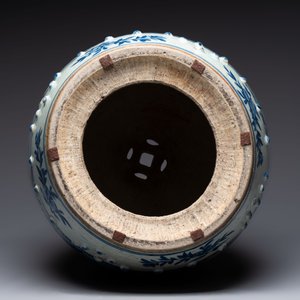 A Chinese blue and white 'birds among flowering branches' garden seat, 19th C. — 照片 6