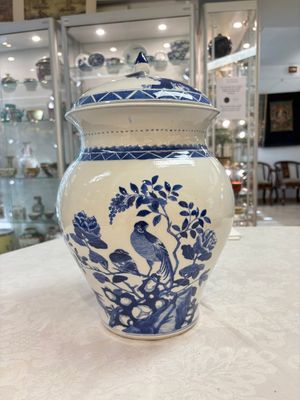 A Chinese blue and white 'birds among flowering branches' vase and cover, 19th C. — photo 1