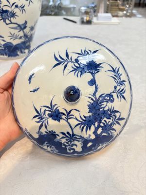 A Chinese blue and white 'birds among flowering branches' vase and cover, 19th C. — photo 11