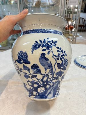 A Chinese blue and white 'birds among flowering branches' vase and cover, 19th C. — photo 2