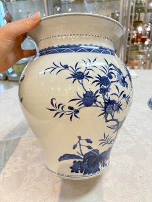 A Chinese blue and white 'birds among flowering branches' vase and cover, 19th C. — photo 4