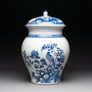 A Chinese blue and white 'birds among flowering branches' vase and cover, 19th C. — photo 1