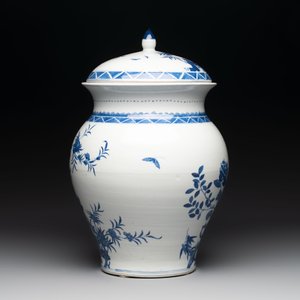 A Chinese blue and white 'birds among flowering branches' vase and cover, 19th C. — photo 2
