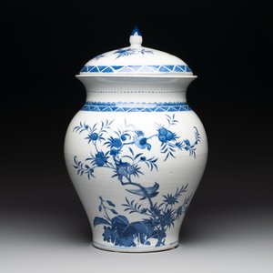 A Chinese blue and white 'birds among flowering branches' vase and cover, 19th C. — photo 3
