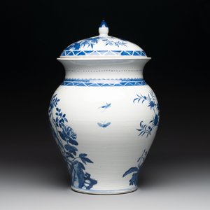 A Chinese blue and white 'birds among flowering branches' vase and cover, 19th C. — photo 4