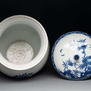 A Chinese blue and white 'birds among flowering branches' vase and cover, 19th C. — photo 5